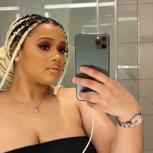 Meet your Posher, Leah